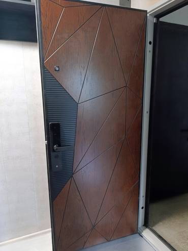 Дверь с зеркалом и умным замком