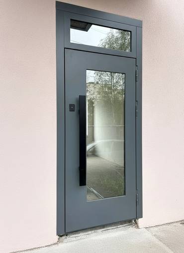 Остекленная серая дверь