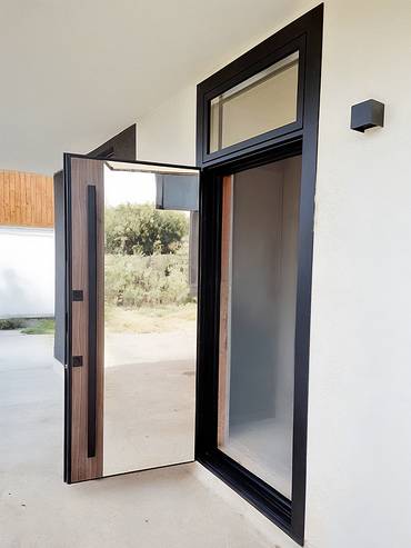 Утепленная дверь с зеркалом